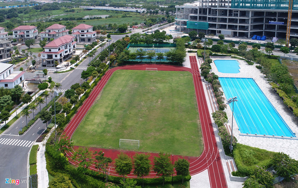 Khu đô thị xa hoa đối lập những ngôi nhà nát giữa lòng Thủ Thiêm